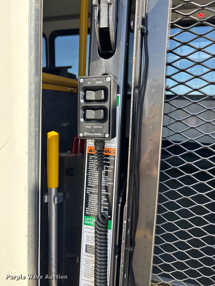 image for item FI0935 2013 Glaval E450 Super Duty transit bus