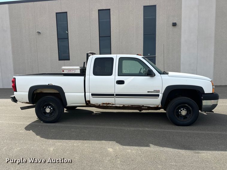 image for item FK0024 2004 Chevrolet Silverado 2500HD Ext. Cab pickup truck