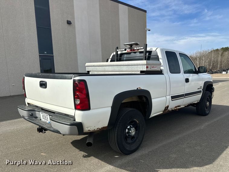 image for item FK0024 2004 Chevrolet Silverado 2500HD Ext. Cab pickup truck
