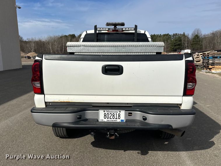 image for item FK0024 2004 Chevrolet Silverado 2500HD Ext. Cab pickup truck