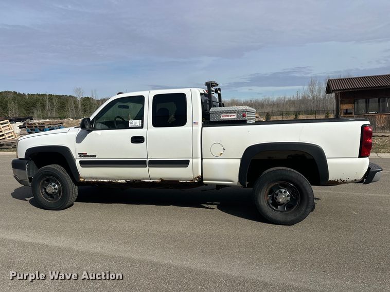 image for item FK0024 2004 Chevrolet Silverado 2500HD Ext. Cab pickup truck