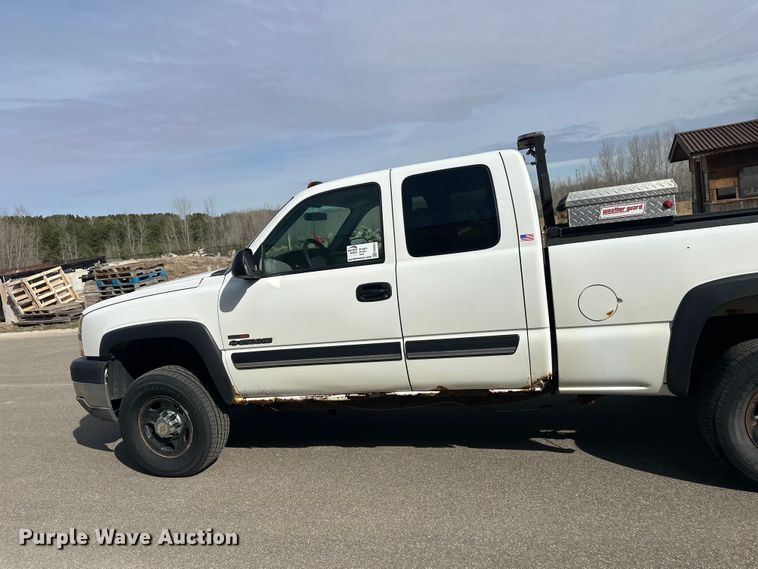 image for item FK0024 2004 Chevrolet Silverado 2500HD Ext. Cab pickup truck