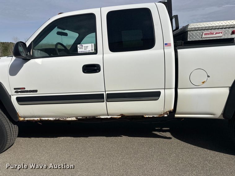 image for item FK0024 2004 Chevrolet Silverado 2500HD Ext. Cab pickup truck