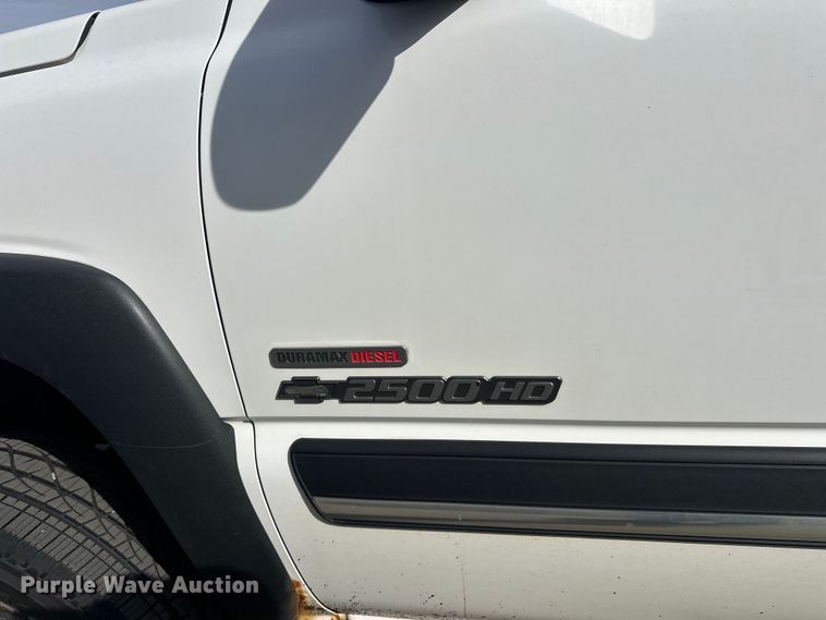 image for item FK0024 2004 Chevrolet Silverado 2500HD Ext. Cab pickup truck