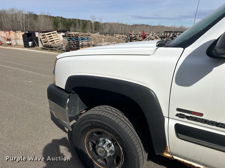 image for item FK0024 2004 Chevrolet Silverado 2500HD Ext. Cab pickup truck