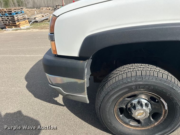 image for item FK0024 2004 Chevrolet Silverado 2500HD Ext. Cab pickup truck