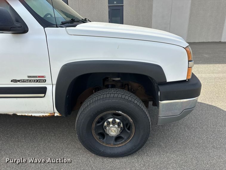 image for item FK0024 2004 Chevrolet Silverado 2500HD Ext. Cab pickup truck