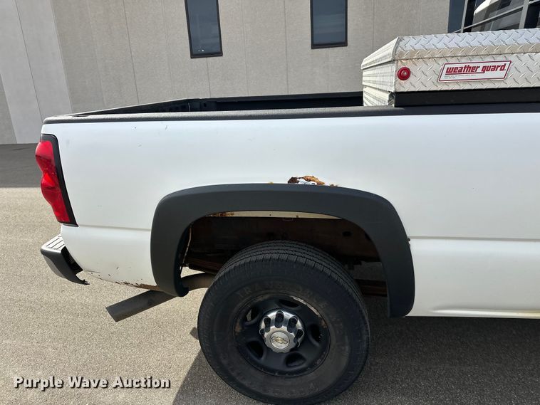 image for item FK0024 2004 Chevrolet Silverado 2500HD Ext. Cab pickup truck