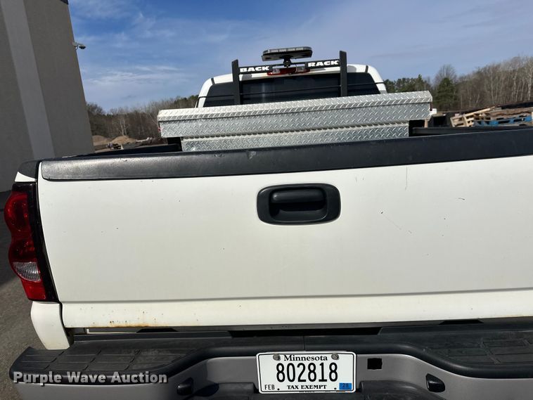 image for item FK0024 2004 Chevrolet Silverado 2500HD Ext. Cab pickup truck