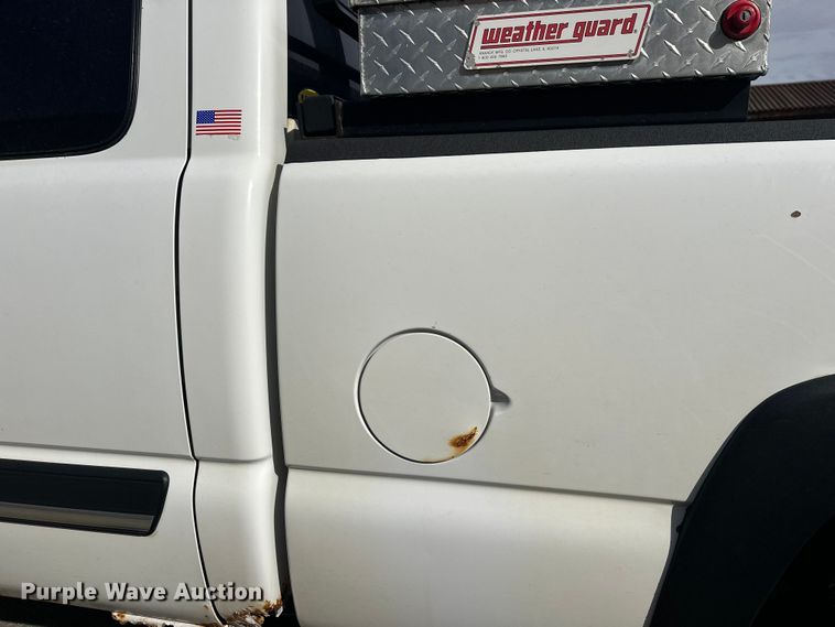 image for item FK0024 2004 Chevrolet Silverado 2500HD Ext. Cab pickup truck