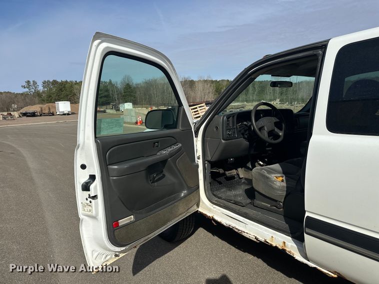 image for item FK0024 2004 Chevrolet Silverado 2500HD Ext. Cab pickup truck
