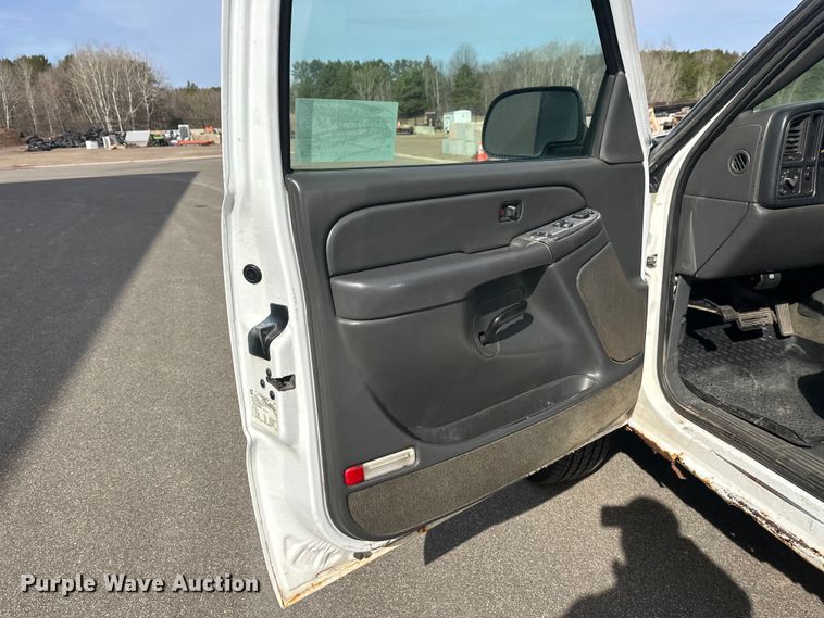 image for item FK0024 2004 Chevrolet Silverado 2500HD Ext. Cab pickup truck