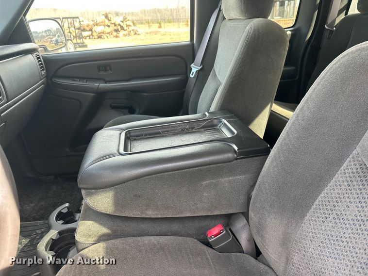 image for item FK0024 2004 Chevrolet Silverado 2500HD Ext. Cab pickup truck