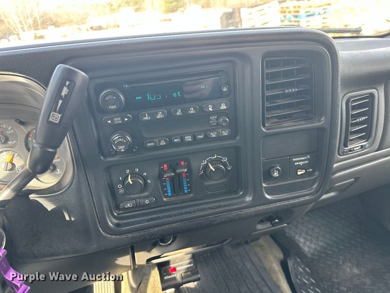 image for item FK0024 2004 Chevrolet Silverado 2500HD Ext. Cab pickup truck