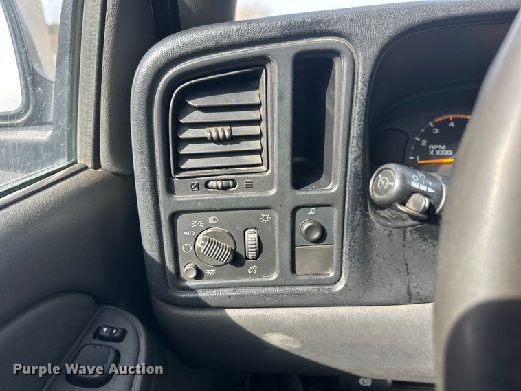 image for item FK0024 2004 Chevrolet Silverado 2500HD Ext. Cab pickup truck