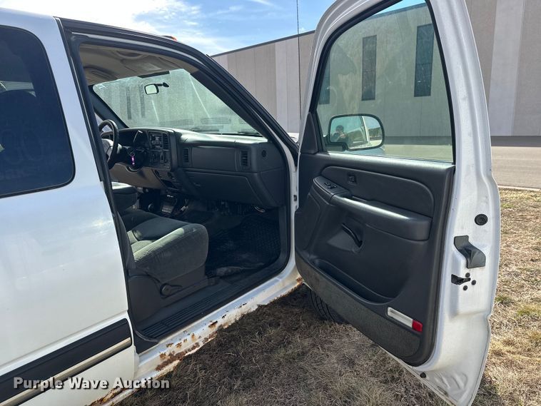 image for item FK0024 2004 Chevrolet Silverado 2500HD Ext. Cab pickup truck