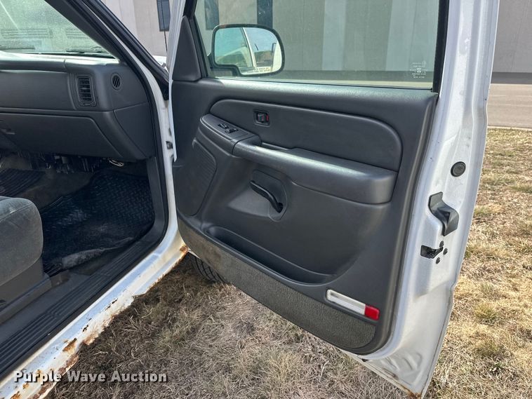 image for item FK0024 2004 Chevrolet Silverado 2500HD Ext. Cab pickup truck