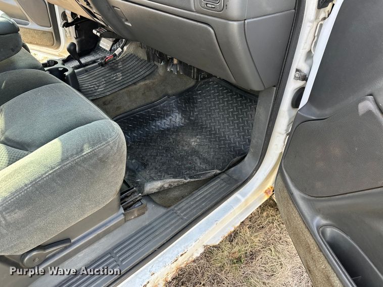 image for item FK0024 2004 Chevrolet Silverado 2500HD Ext. Cab pickup truck