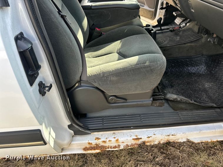 image for item FK0024 2004 Chevrolet Silverado 2500HD Ext. Cab pickup truck