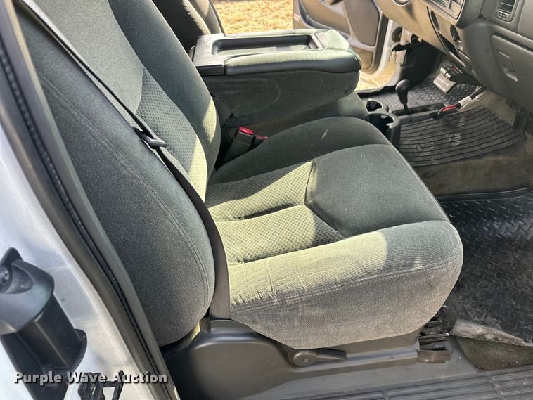 image for item FK0024 2004 Chevrolet Silverado 2500HD Ext. Cab pickup truck