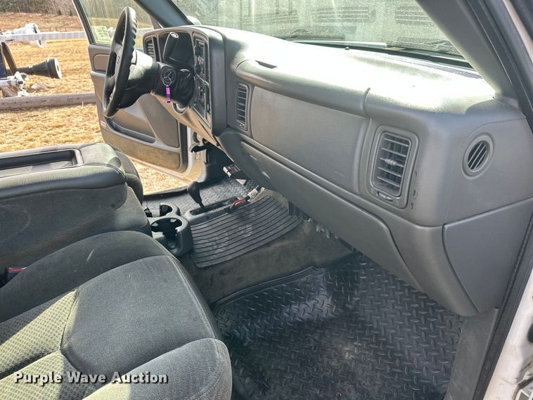 image for item FK0024 2004 Chevrolet Silverado 2500HD Ext. Cab pickup truck