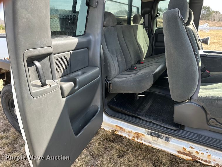 image for item FK0024 2004 Chevrolet Silverado 2500HD Ext. Cab pickup truck