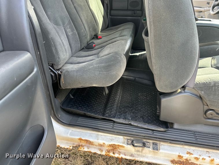 image for item FK0024 2004 Chevrolet Silverado 2500HD Ext. Cab pickup truck