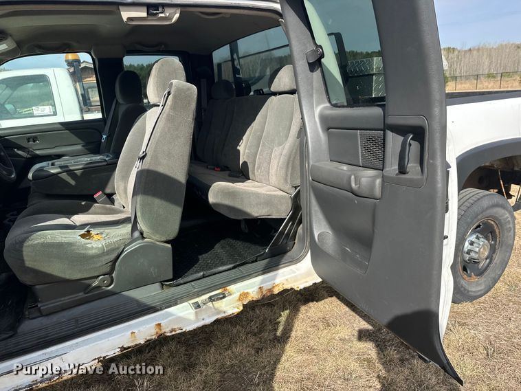 image for item FK0024 2004 Chevrolet Silverado 2500HD Ext. Cab pickup truck