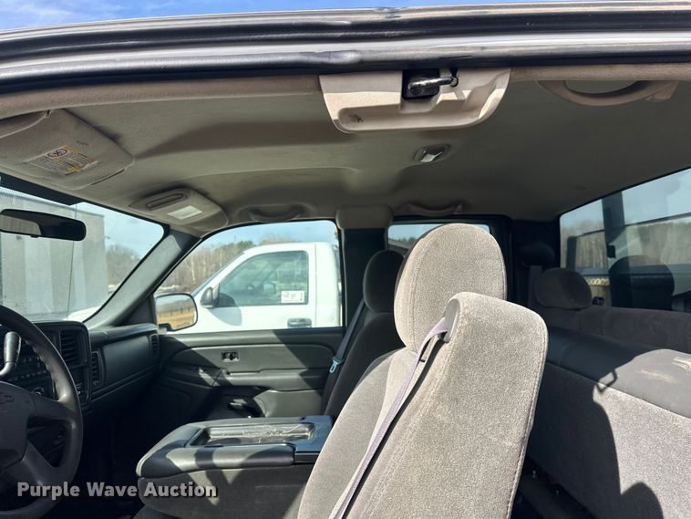 image for item FK0024 2004 Chevrolet Silverado 2500HD Ext. Cab pickup truck
