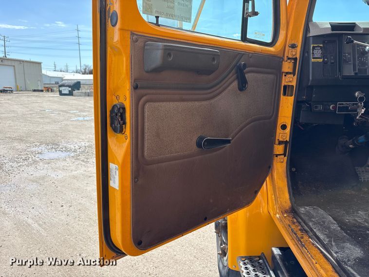 image for item FK1299 1998 International 4900 dump truck