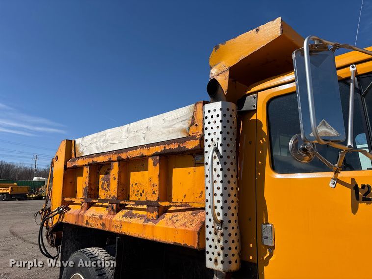image for item FK1307 1994 International 4900 dump truck