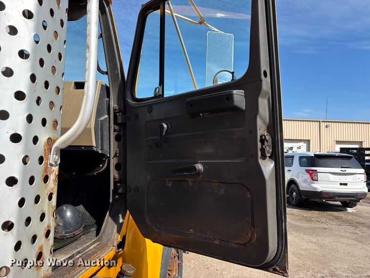 image for item FK1307 1994 International 4900 dump truck