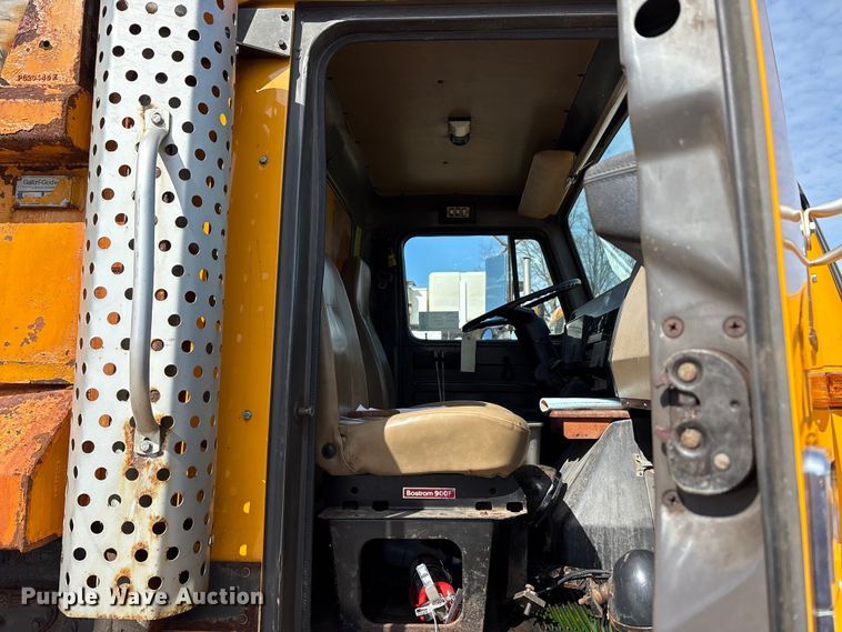 image for item FK1307 1994 International 4900 dump truck