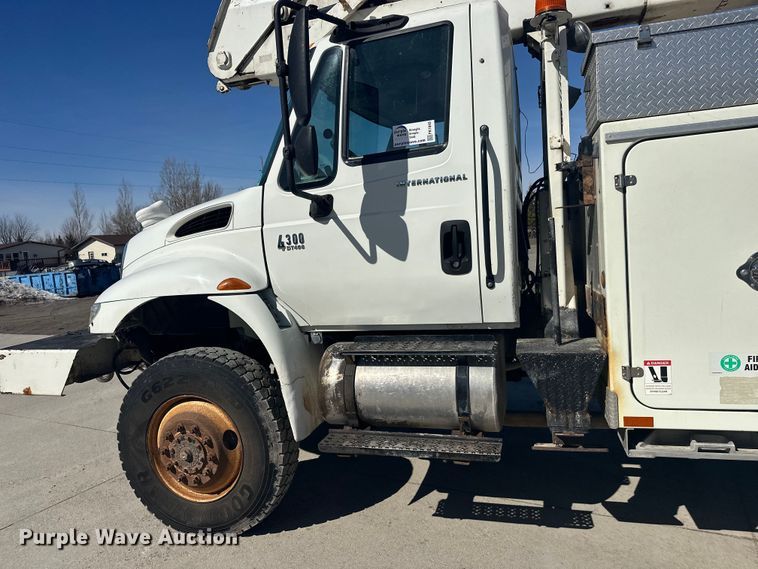 image for item FK1845 2006 International 4300 bucket truck