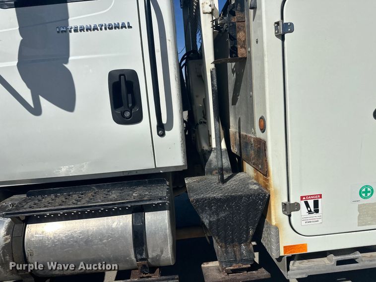 image for item FK1845 2006 International 4300 bucket truck