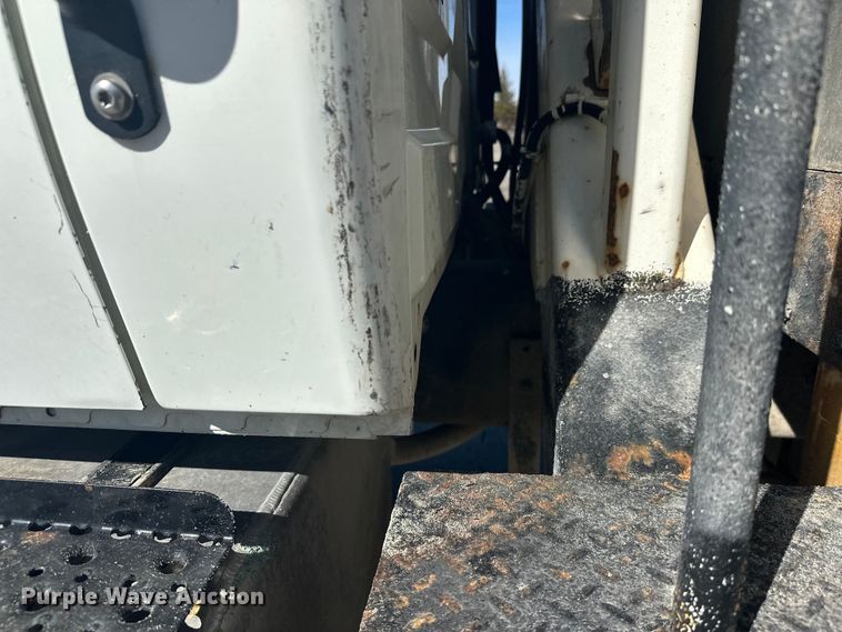 image for item FK1845 2006 International 4300 bucket truck