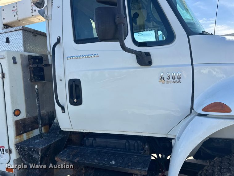 image for item FK1845 2006 International 4300 bucket truck