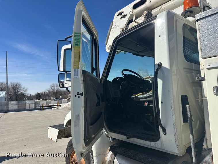 image for item FK1845 2006 International 4300 bucket truck