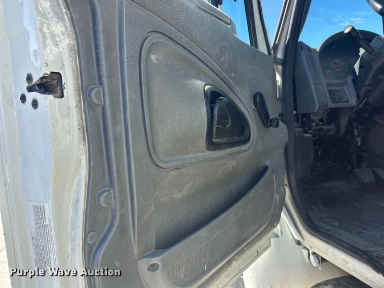 image for item FK1845 2006 International 4300 bucket truck