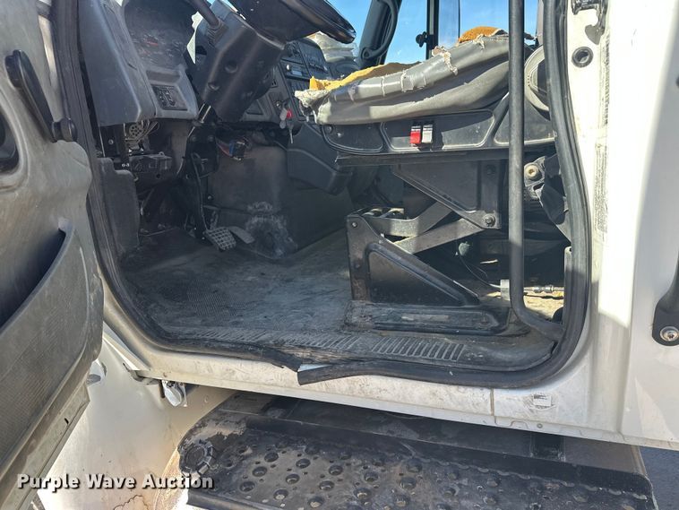 image for item FK1845 2006 International 4300 bucket truck