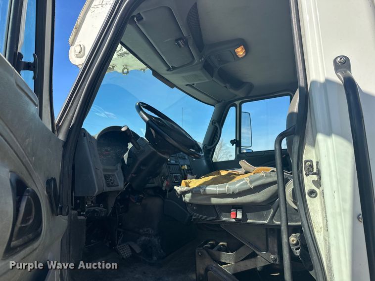 image for item FK1845 2006 International 4300 bucket truck