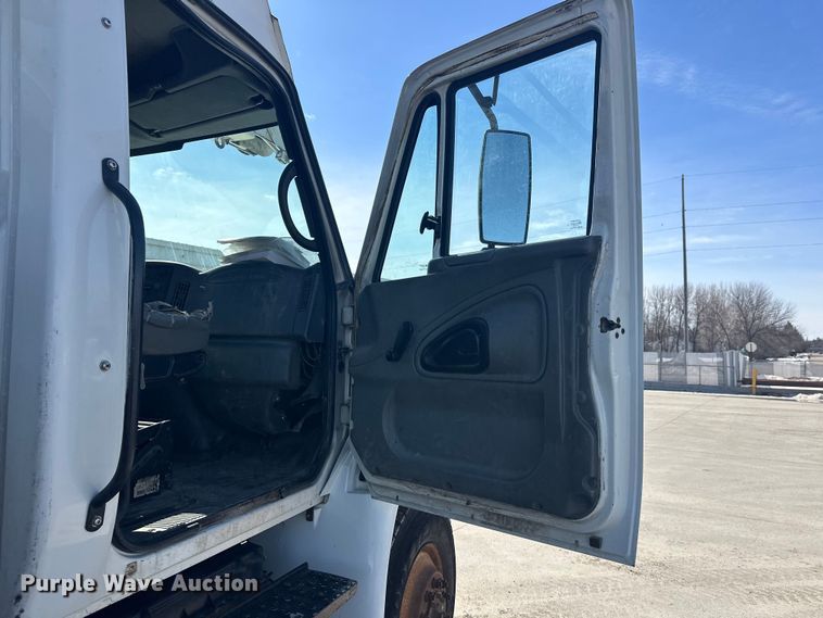 image for item FK1845 2006 International 4300 bucket truck