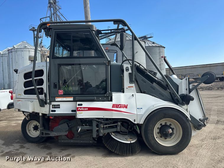 image for item FK1858 2007 Elgin Pelican street sweeper