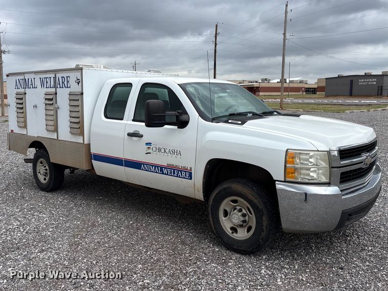 image for item NK9065 2009 Chevrolet Silverado 2500HD Ext. Cab animal control pickup truck
