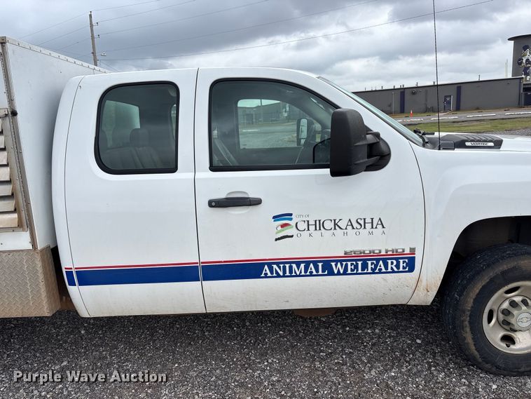 image for item NK9065 2009 Chevrolet Silverado 2500HD Ext. Cab animal control pickup truck