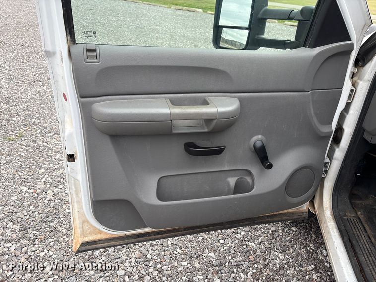 image for item NK9065 2009 Chevrolet Silverado 2500HD Ext. Cab animal control pickup truck