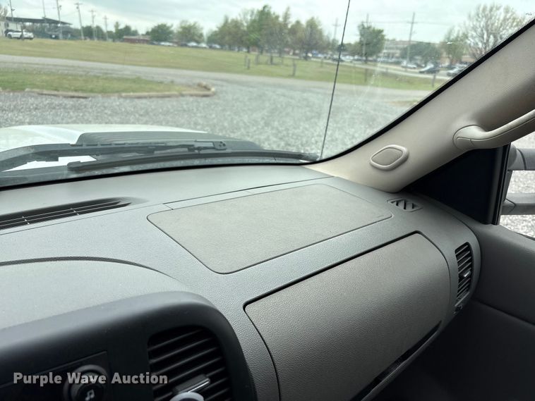 image for item NK9065 2009 Chevrolet Silverado 2500HD Ext. Cab animal control pickup truck