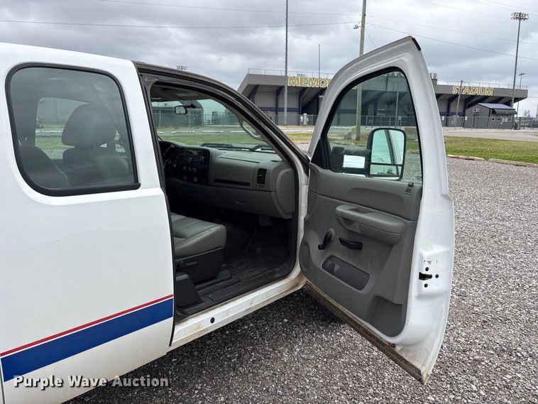 image for item NK9065 2009 Chevrolet Silverado 2500HD Ext. Cab animal control pickup truck