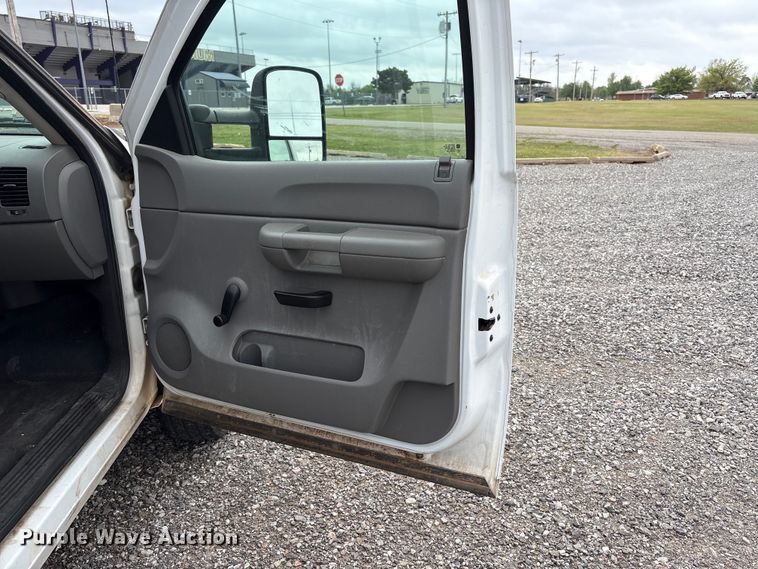 image for item NK9065 2009 Chevrolet Silverado 2500HD Ext. Cab animal control pickup truck