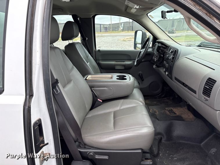 image for item NK9065 2009 Chevrolet Silverado 2500HD Ext. Cab animal control pickup truck